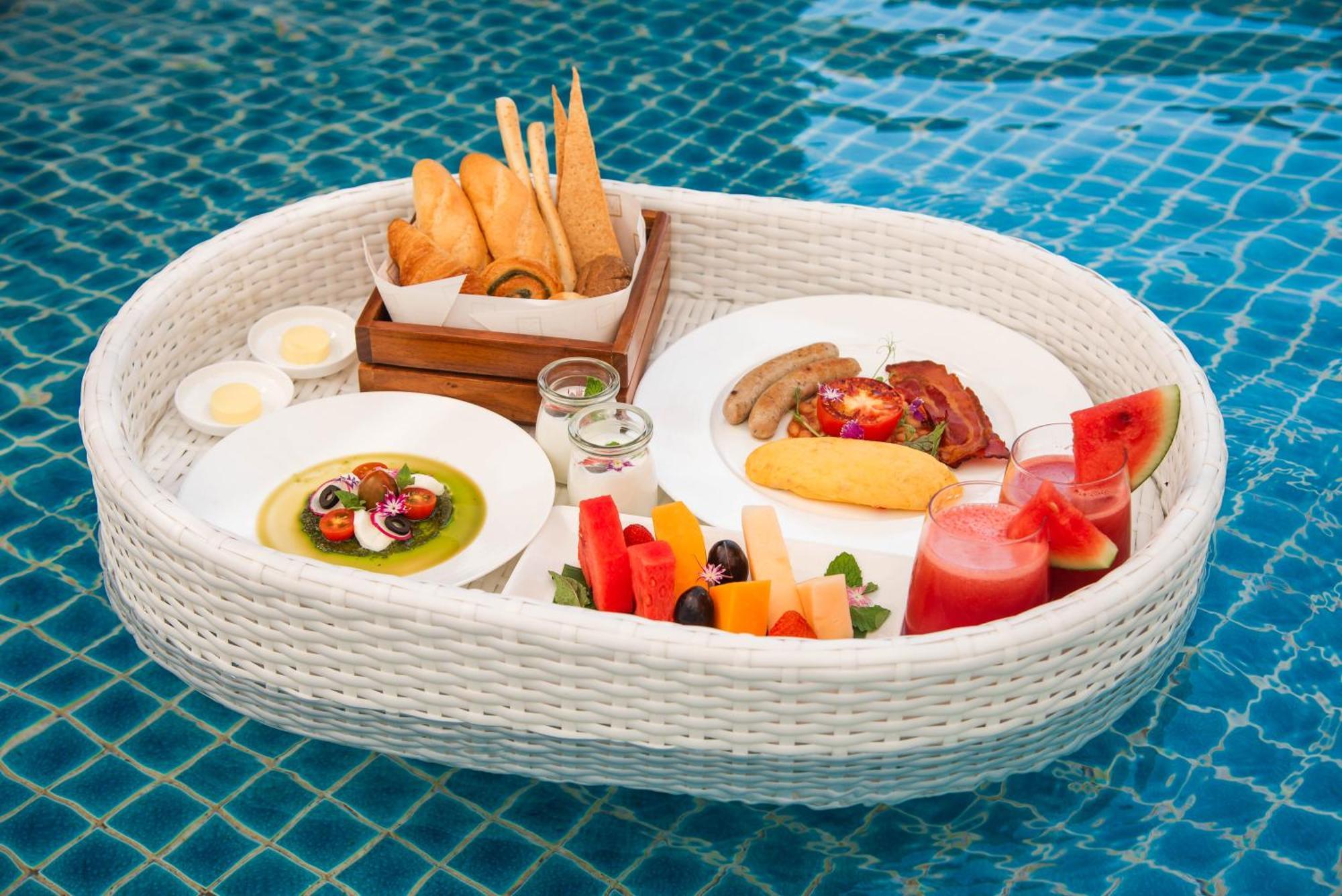 Mai House Saigon Hotel Cidade de Ho Chi Minh Exterior foto A floating breakfast at a resort in Bali, Indonesia